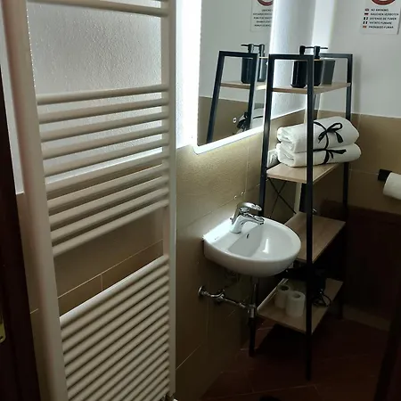 Mondello Suite Apartment 招待所 3*